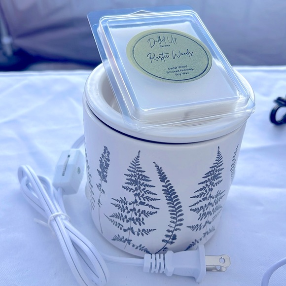 White Ceramic Fern Design Electric Wax Warmer - Picture 2 of 2